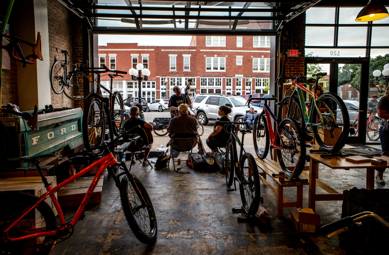 final friday art crawl at district bicycle